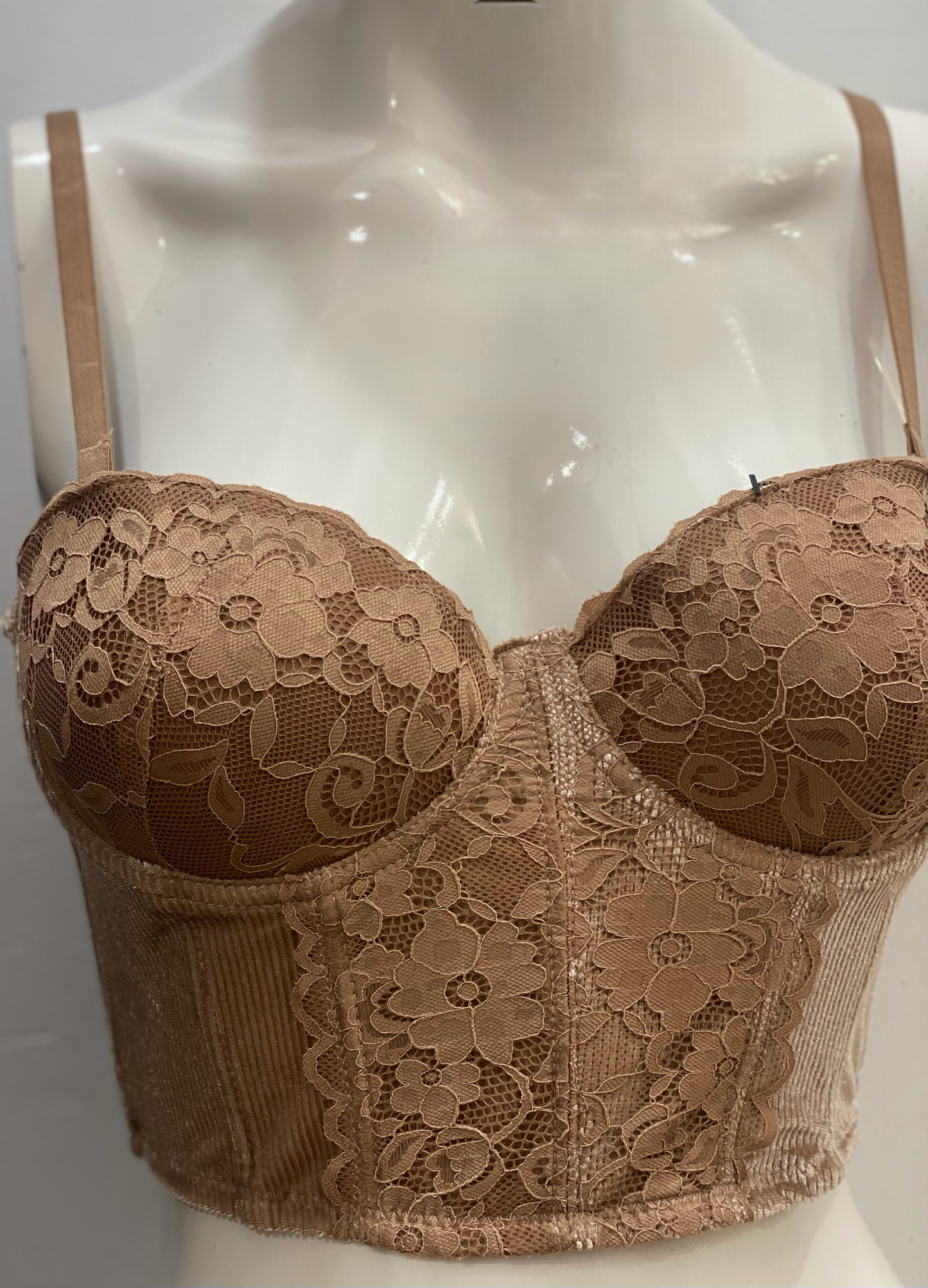 Μπούστο σε βελούδο.